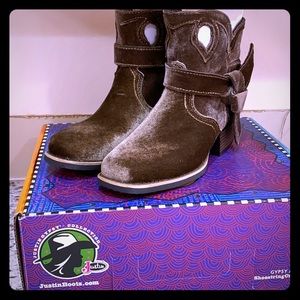 NWT: Justin boots.